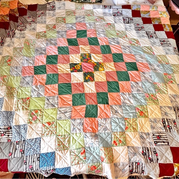 Vintage Trip Around The World Scrappy Patchwork Quilt w/ Floral Reverse Handmade - Picture 5 of 5